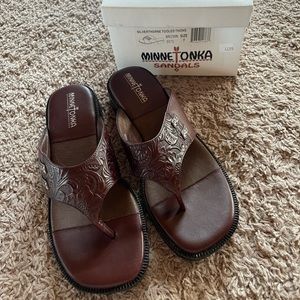 Minnetonka Silverthorne Tooled Thong